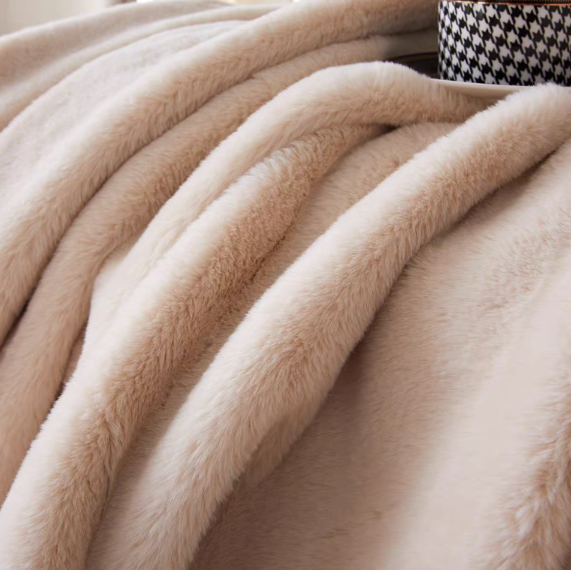 Pluche Reversible Faux Fur Throw