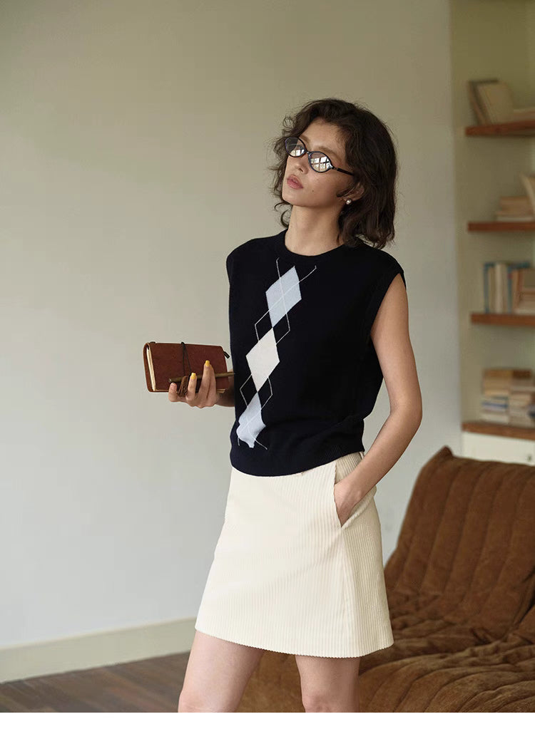 Timeless Wool Knit Vest with Diamond Pattern