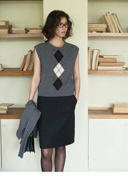 Timeless Wool Knit Vest with Diamond Pattern